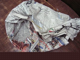 新聞紙でグルグル巻き