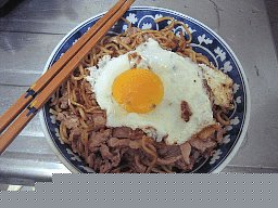 丼に盛られた焼きそば